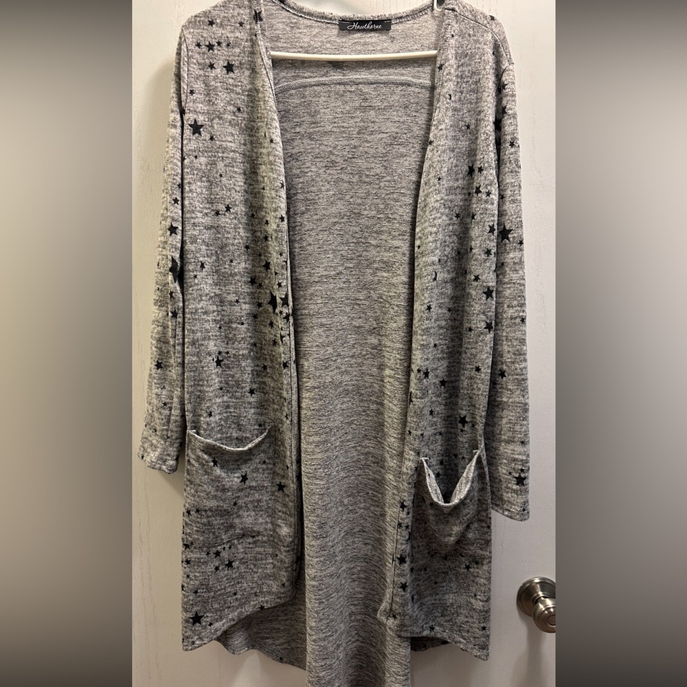 Hawthorne Cardigan. SZ small. Heather Gray with Black Stars. Pockets on front